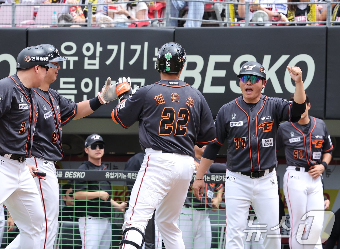 본문 이미지 - 23일 오후 광주 기아챔피언스필드에서 열린 '2024 신한 SOL 뱅크 KBO리그' 한화 이글스와 KIA타이거즈 경기에서 3회초 한화공격 1사 1,2루 상황 채은성이 스리런 홈런을 친 후 홈에서 선행주자와 하이파이브를 나누고 있다. 2024.6.23/뉴스1 ⓒ News1 김태성 기자