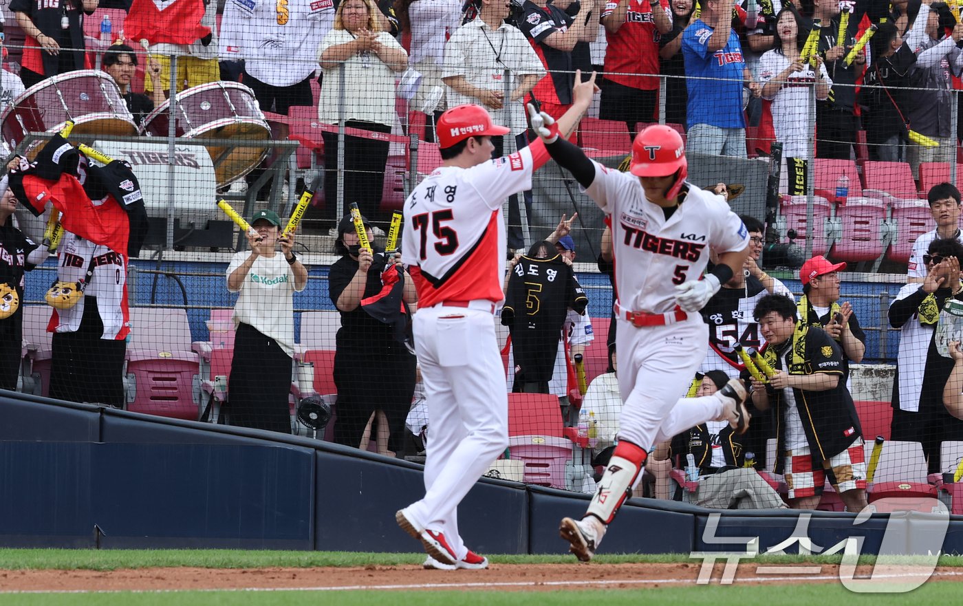 본문 이미지 - 23일 오후 광주 기아챔피언스필드에서 열린 '2024 신한 SOL 뱅크 KBO리그' 한화 이글스와 KIA타이거즈 경기에서 KIA 4회말 공격 선두타자 김도영이 솔로 홈런을 치고 3루 주루코치와 하이파이브를 나누고 있다. 2024.6.23/뉴스1 ⓒ News1 김태성 기자