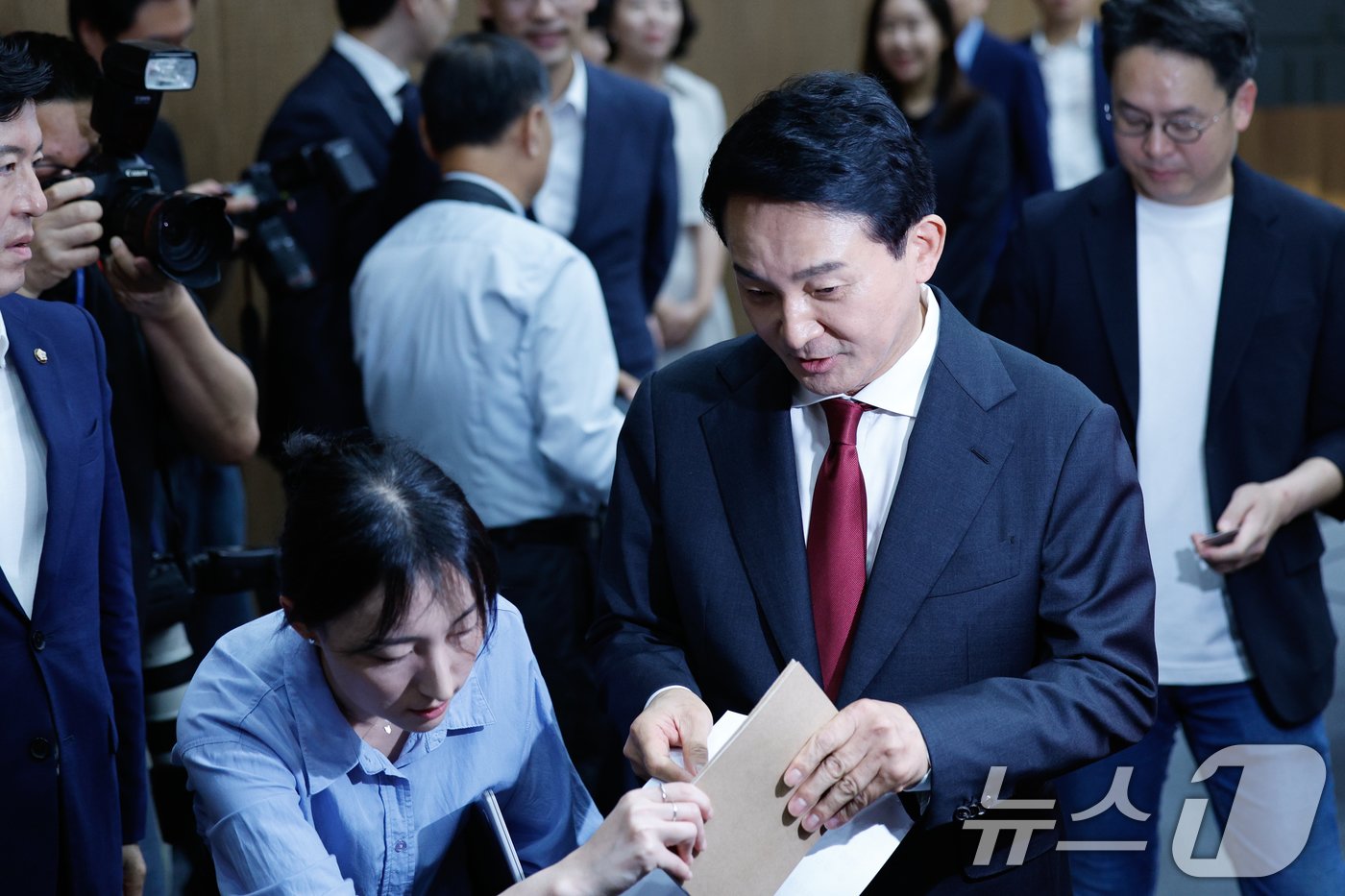 본문 이미지 - 원희룡 전 국토교통부 장관이 23일 오후 서울 여의도 국회 소통관에서 국민의힘 7·23 전당대회 당 대표 출마 선언을 마친 뒤 이동하고 있다. 2024.6.23/뉴스1 ⓒ News1 안은나 기자