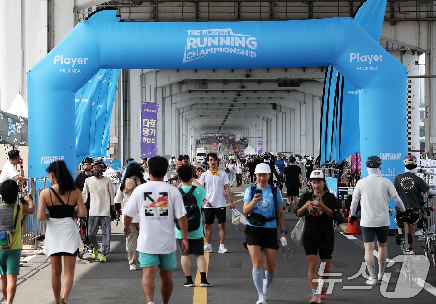 본문 이미지 - 서울 서초구 반포한강공원 달빛광장 일대에서 열린 차 없는 잠수교 뚜벅뚜벅 축제 '런페스타'에서 참가자들이 잠수교를 걷고 고 있다. 2024.6.23/뉴스1 ⓒ News1 오대일 기자