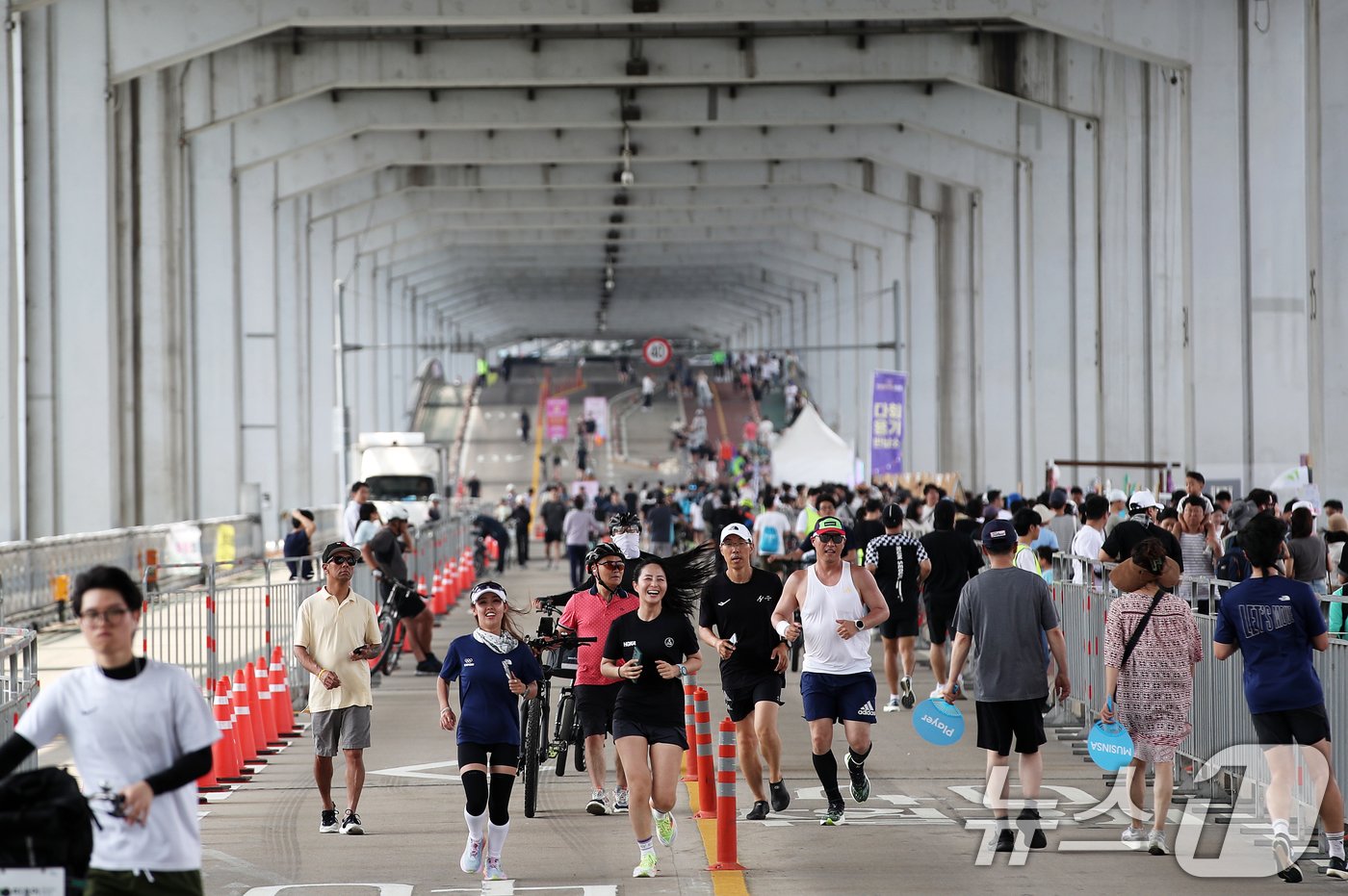 23일 서울 서초구 반포한강공원 달빛광장 일대에서 열린 차 없는 잠수교 뚜벅뚜벅 축제 &#39;런페스타&#39;에서 참가자들이 잠수교를 달리고 있다.2024.6.23/뉴스1 ⓒ News1 오대일 기자