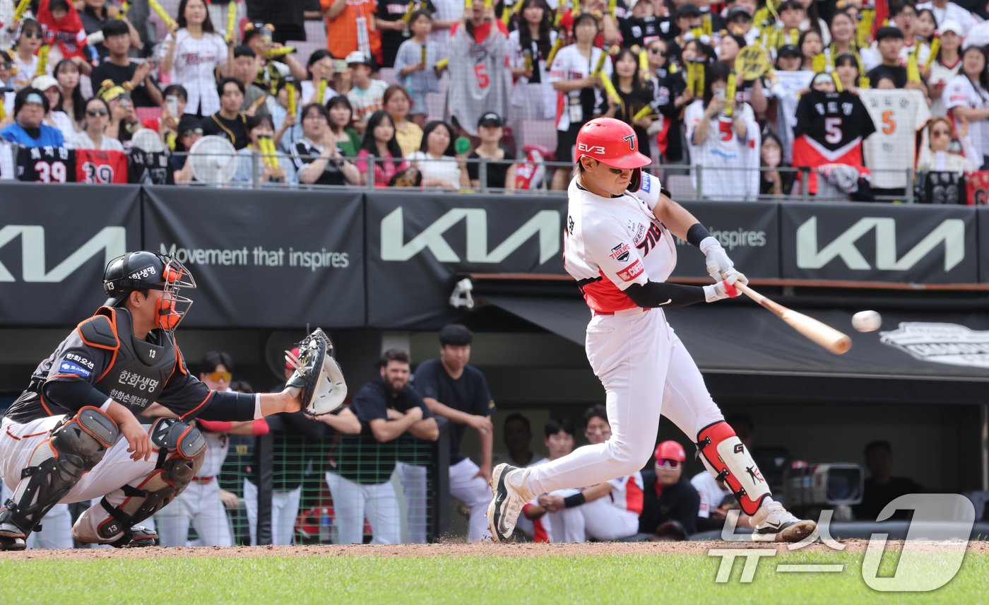 본문 이미지 - 23일 오후 광주 기아챔피언스필드에서 열린 '2024 신한 SOL 뱅크 KBO리그' 한화 이글스와 KIA타이거즈 경기에서 7회말 노아웃 1루 상황에서 KIA김도영이 내야안타를 치고 있다. 2024.6.23/뉴스1 ⓒ News1 김태성 기자