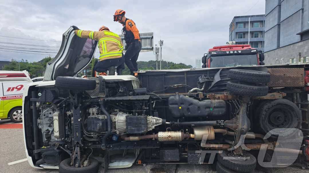 본문 이미지 - 강원 양양군 양양읍 조산리 낙산2교 인근 교통사고 현장.(강원도소방본부 제공)