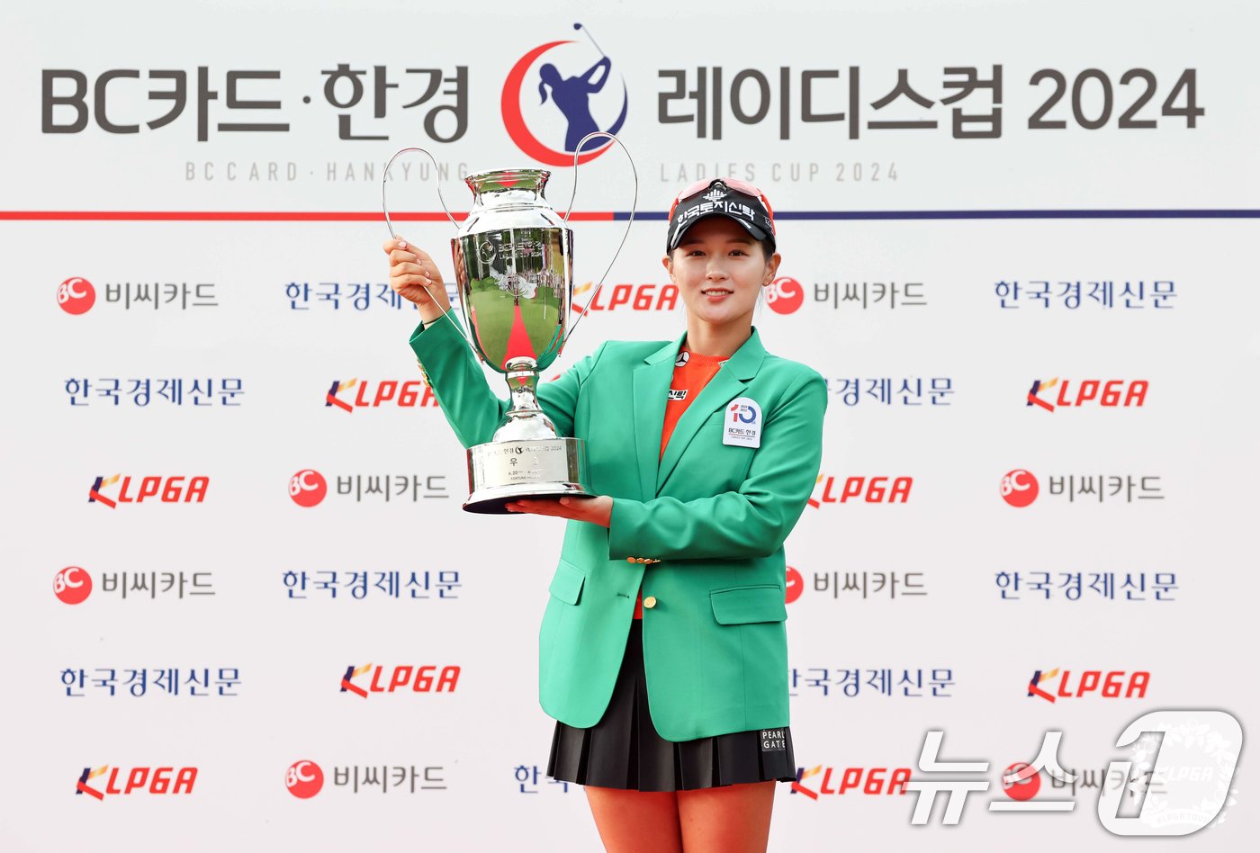 본문 이미지 - 23일 경기도 포천시 포천힐스CC(파72·6528야드)에서 열린 한국여자프로골프(KLPGA) 투어 BC카드·한경레이디스컵대회 마지막 날 4라운드에서 우승한 박현경이 우승트로피를 들고 있다. (KLPGA 제공) 2024.6.23/뉴스1 ⓒ News1 김명섭 기자