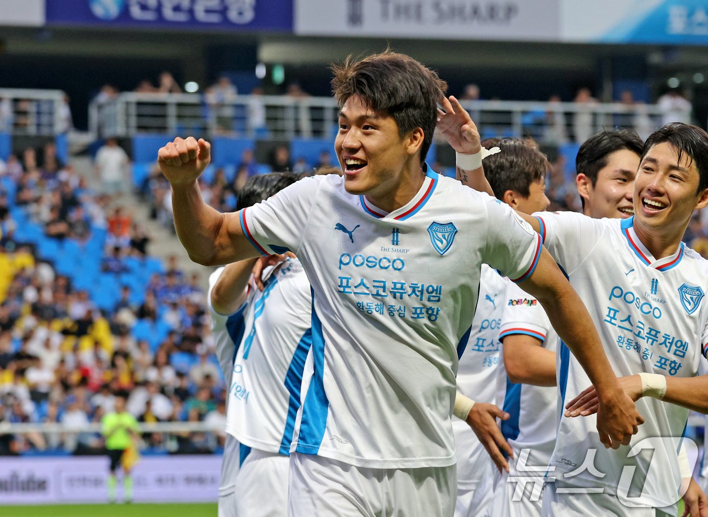 본문 이미지 - 23일 오후 인천 중구 인천축구전용경기장에서 열린 '프로축구 하나은행 K리그1 2024 18라운드' 인천 유나이티드와 포항 스틸러스의 경기 후반 50분 포항 이호재가 팀 두번째 득점에 성공한 뒤 세리머니하고 있다. 2024.6.23/뉴스1 ⓒ News1 장수영 기자