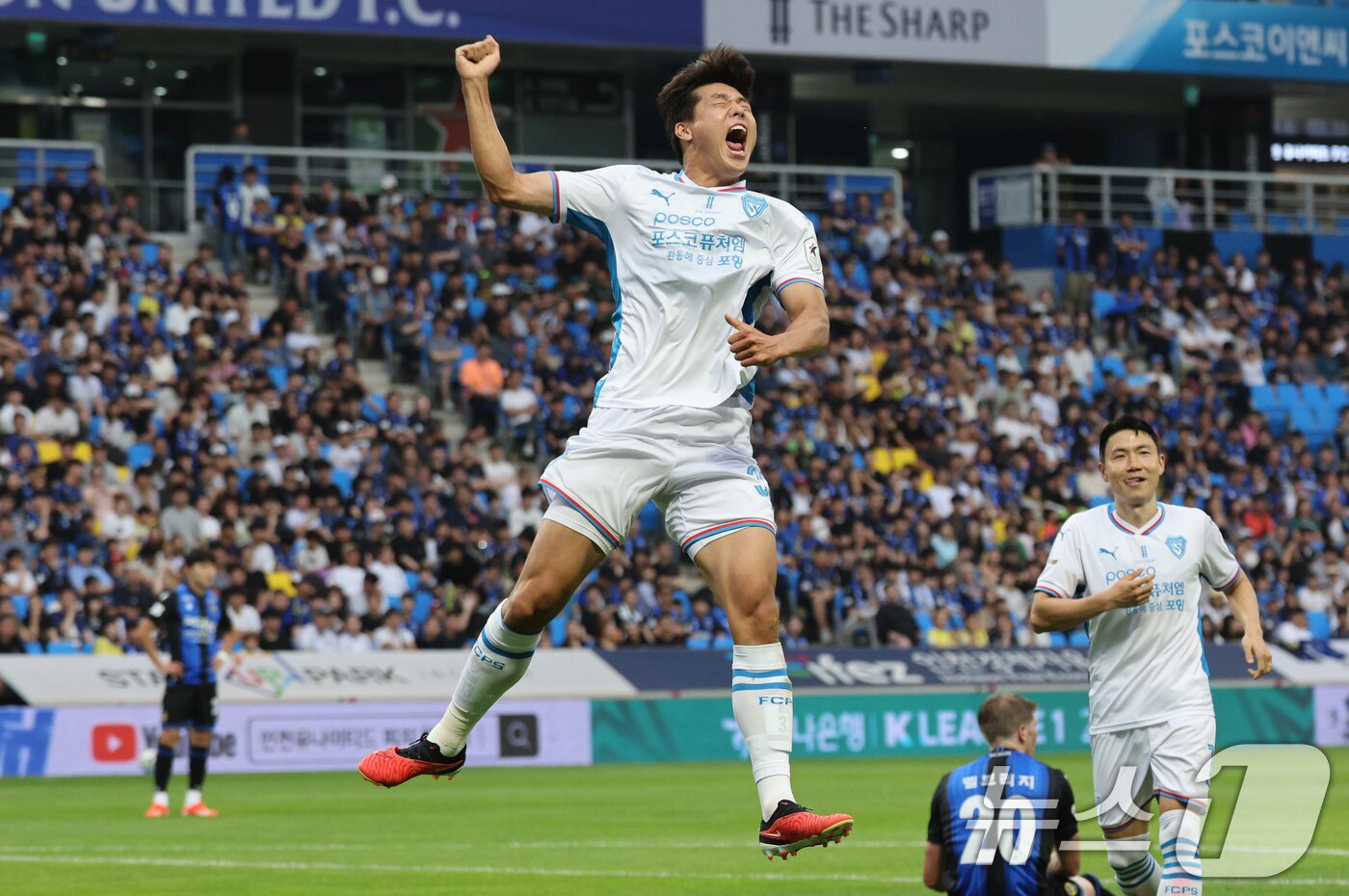 본문 이미지 - 23일 오후 인천 중구 인천축구전용경기장에서 열린 '프로축구 하나은행 K리그1 2024 18라운드' 인천 유나이티드와 포항 스틸러스의 경기 후반 50분 포항 이호재가 팀 두번째 득점에 성공한 뒤 세리머니하고 있다. 2024.6.23/뉴스1 ⓒ News1 장수영 기자