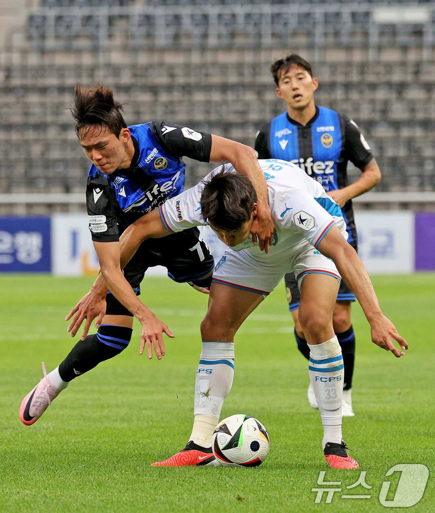 23일 오후 인천 중구 인천축구전용경기장에서 열린 &#39;프로축구 하나은행 K리그1 2024 18라운드&#39; 인천 유나이티드와 포항 스틸러스의 경기 후반전 포항 이호재와 인천 박승호가 치열한 볼다툼을 벌이고 있다. 2024.6.23/뉴스1 ⓒ News1 장수영 기자