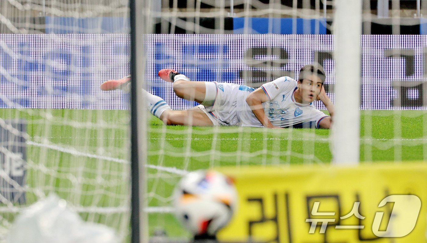 본문 이미지 - 23일 오후 인천 중구 인천축구전용경기장에서 열린 '프로축구 하나은행 K리그1 2024 18라운드' 인천 유나이티드와 포항 스틸러스의 경기 후반 71분 포항 이호재가 팀 세번째 득점이자 멀티골을 성공한 뒤 세리머니 하고 있다. 2024.6.23/뉴스1 ⓒ News1 장수영 기자