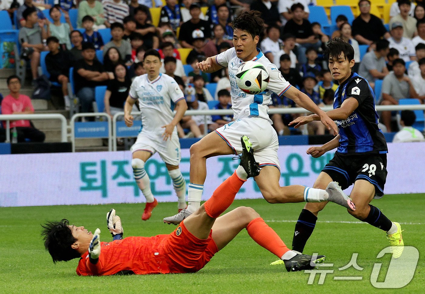 23일 오후 인천 중구 인천축구전용경기장에서 열린 &#39;프로축구 하나은행 K리그1 2024 18라운드&#39; 인천 유나이티드와 포항 스틸러스의 경기 후반전 포항 홍윤상이 슛을 시도하고 있다. 2024.6.23/뉴스1 ⓒ News1 장수영 기자