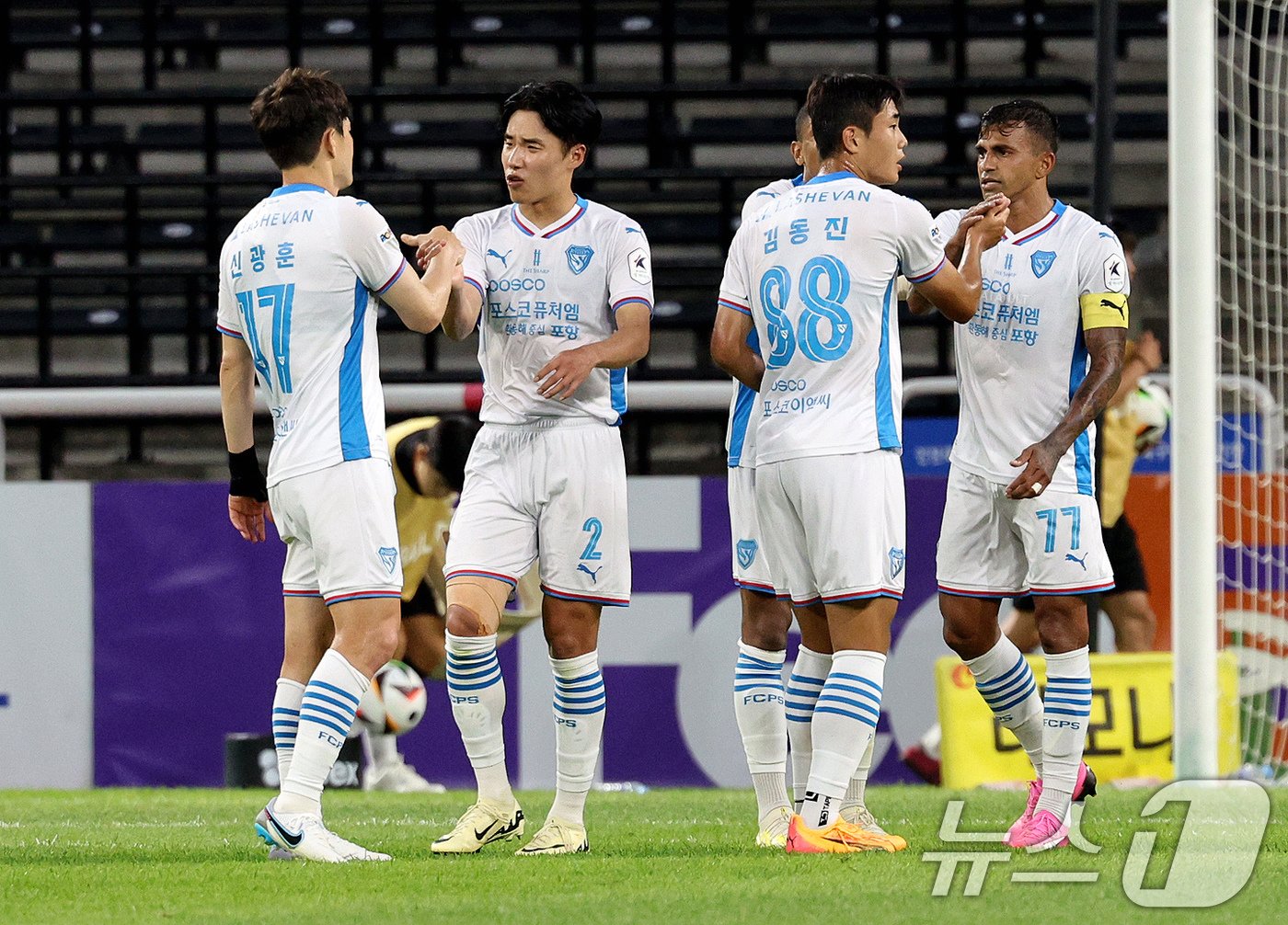 23일 오후 인천 중구 인천축구전용경기장에서 열린 &#39;프로축구 하나은행 K리그1 2024 18라운드&#39; 인천 유나이티드와 포항 스틸러스의 경기에서 3대1로 승리한 포항 선수들이 승리를 자축하고 있다. 2024.6.23/뉴스1 ⓒ News1 장수영 기자