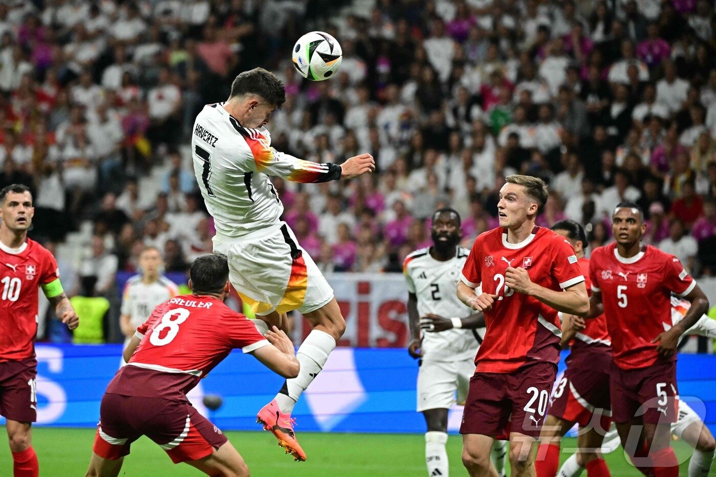 본문 이미지 - 독일 니클라스 퓔크루크(7번)가 24일(한국시간) 열린 스위스와 유로 2024 조별리그 3차전에서 후반 47분 헤더 동점골을 넣었다. ⓒ AFP=뉴스1