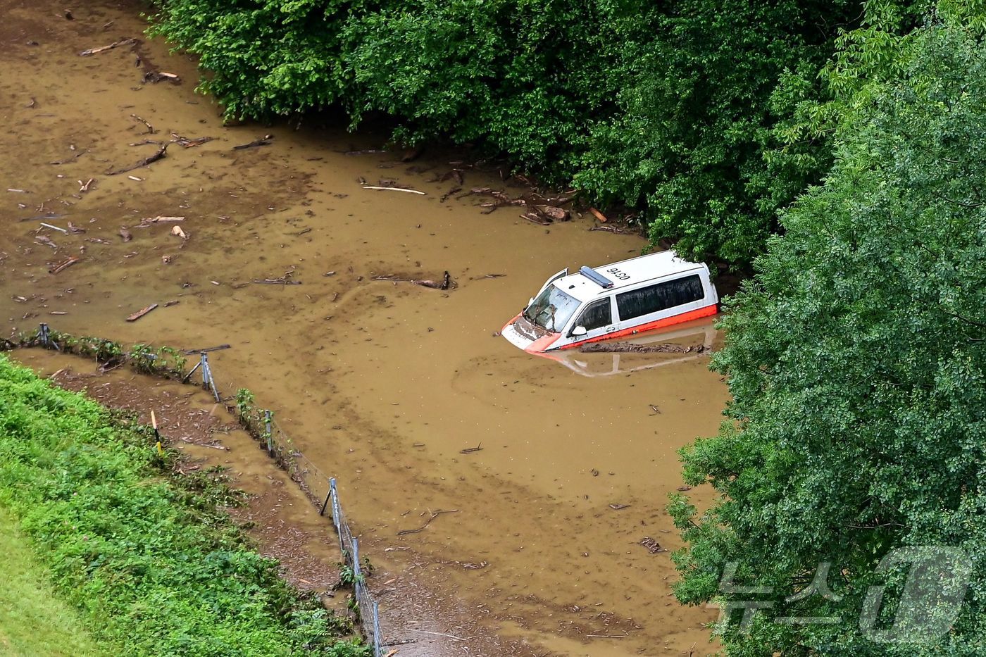 (그라우뷴덴 AFP=뉴스1) 우동명 기자 = 23일 (현지시간) 폭우로 산사태가 발생한 스위스 그라우뷴덴에서 물에 잠긴 경찰 차량이 보인다. 2024.06.24ⓒ AFP=뉴스1