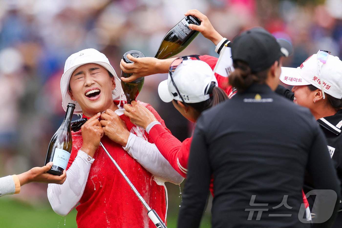 양희영이 24일&#40;한국시간&#41; 열린 LPGA투어 메이저대회 KPMG 위민스 PGA 챔피언십에서 우승한 뒤 동료들의 축하를 받고 있다. ⓒ AFP=뉴스1