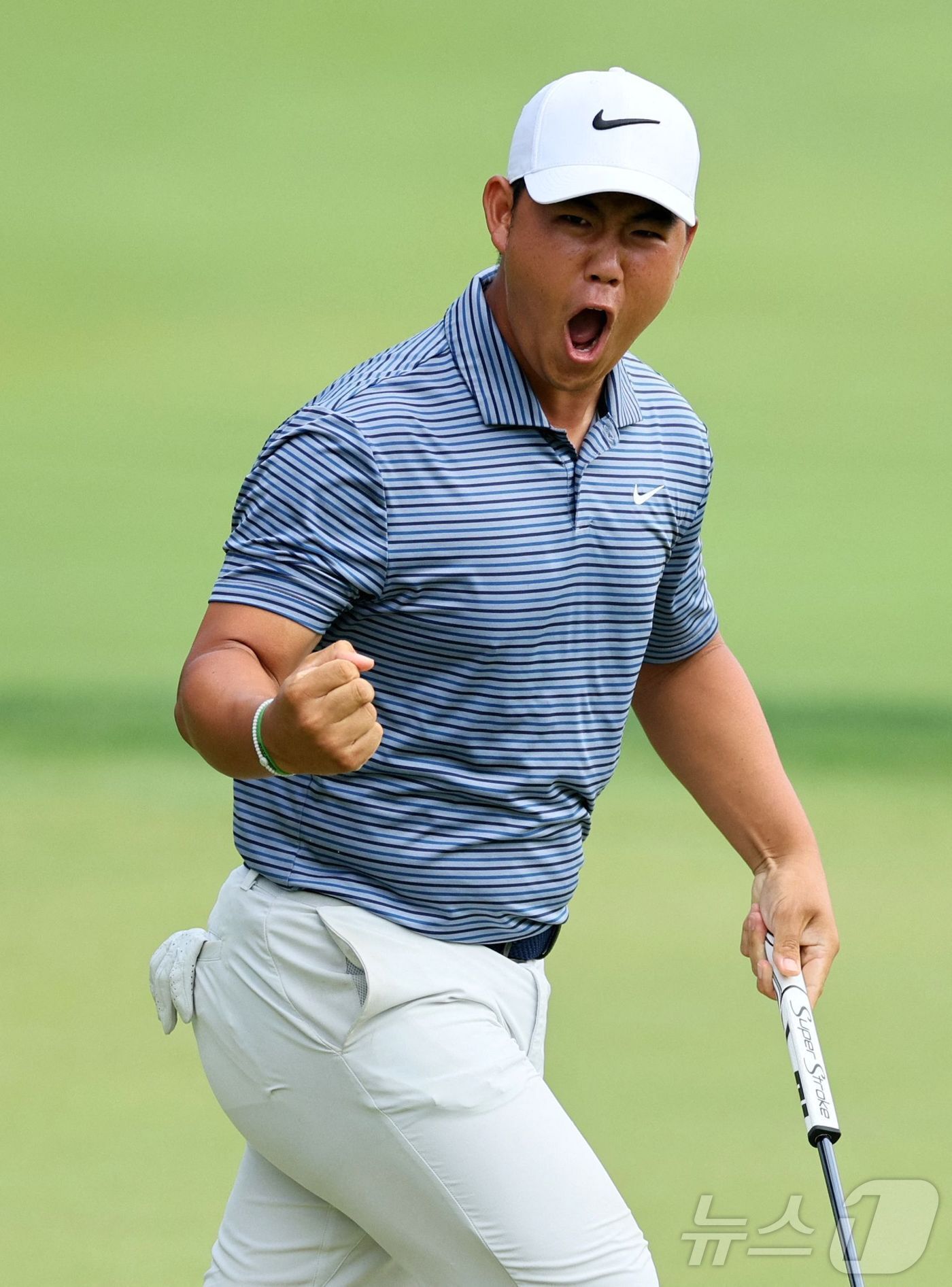 본문 이미지 - 김주형이 23일 &#40;현지시간&#41; 코네티컷주 크롬웰의 TPC 리버하일랜즈에서 준우승을 한 PGA 투어 트래블러스 챔피언십 마지막 날 18번 홀서 버디를 잡은 뒤 주먹을 불끈 쥐고 환호를 하고 있다. 2024.06.24 ⓒ AFP=뉴스1 ⓒ News1 우동명 기자