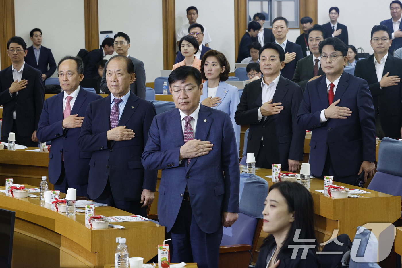 황우여 국민의힘 비상대책위원장과 추경호 원내대표, 정점식 정책위의장 등이 24일 오전 서울 여의도 국회의원회관에서 열린 국민의힘 초선의원 첫번째 공부모임 ‘헌법 제84조 논쟁, 피고인이 대통령 되면 재판이 중단되는가?’에서 국민의례를 하고 있다.  2024.6.24/뉴스1 ⓒ News1 안은나 기자