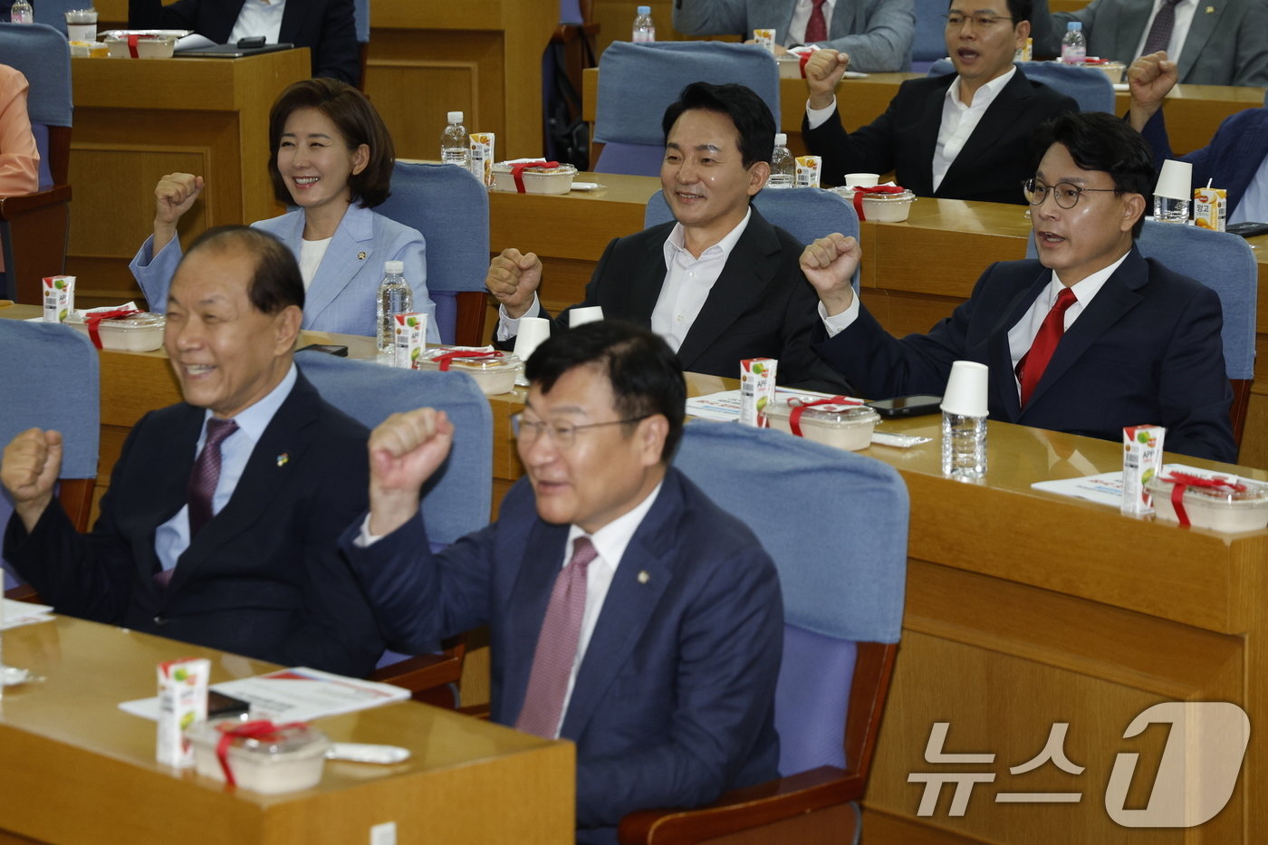 본문 이미지 - 황우여 국민의힘 비상대책위원장과 정점식 정책위의장 등이 24일 오전 서울 여의도 국회의원회관에서 열린 국민의힘 초선의원 첫번째 공부모임 ‘헌법 제84조 논쟁, 피고인이 대통령 되면 재판이 중단되는가?’에서 기념촬영을 하고 있다.  2024.6.24/뉴스1 ⓒ News1 안은나 기자