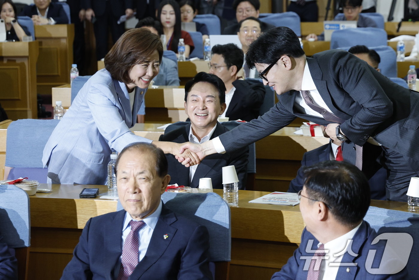 국민의힘 당대표 선거에 출사표를 던진 한동훈 전 비상대책위원회 위원장과 나경원 의원이 24일 오전 서울 여의도 국회의원회관에서 열린 국민의힘 초선의원 첫번째 공부모임 ‘헌법 제84조 논쟁, 피고인이 대통령 되면 재판이 중단되는가?’에서 악수를 나누고 있다. 2024.6.24/뉴스1 ⓒ News1 안은나 기자