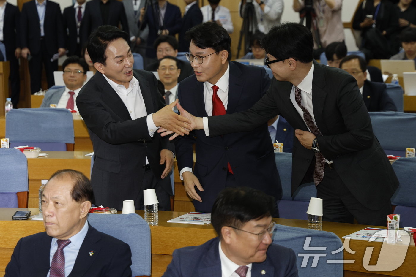 국민의힘 당대표 선거에 출사표를 던진 원희룡 전 국토교통부 장관&#40;왼쪽부터&#41;과 윤상현 의원, 한동훈 전 비상대책위원장이 24일 오전 서울 여의도 국회의원회관에서 열린 국민의힘 초선의원 첫번째 공부모임 ‘헌법 제84조 논쟁, 피고인이 대통령 되면 재판이 중단되는가?’에서 인사를 나누고 있다. 2024.6.24/뉴스1 ⓒ News1 안은나 기자