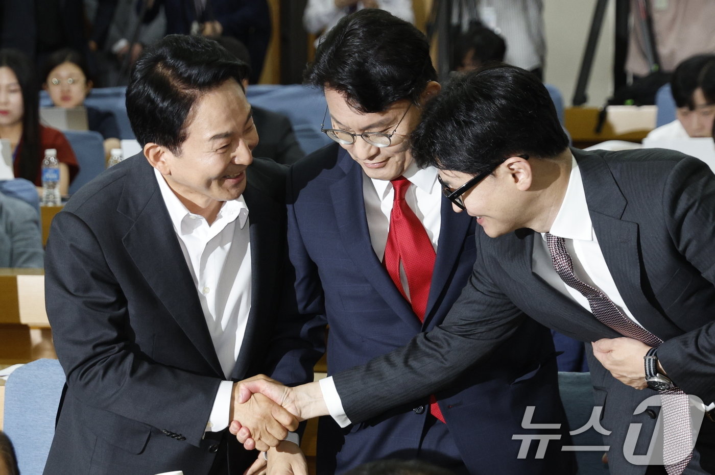 본문 이미지 - 국민의힘 당대표 선거에 출사표를 던진 원희룡 전 국토교통부 장관(왼쪽부터)과 윤상현 의원, 한동훈 전 비상대책위원장이 24일 오전 서울 여의도 국회의원회관에서 열린 국민의힘 초선의원 첫번째 공부모임 ‘헌법 제84조 논쟁, 피고인이 대통령 되면 재판이 중단되는가?’에서 인사를 나누고 있다. 2024.6.24/뉴스1 ⓒ News1 안은나 기자