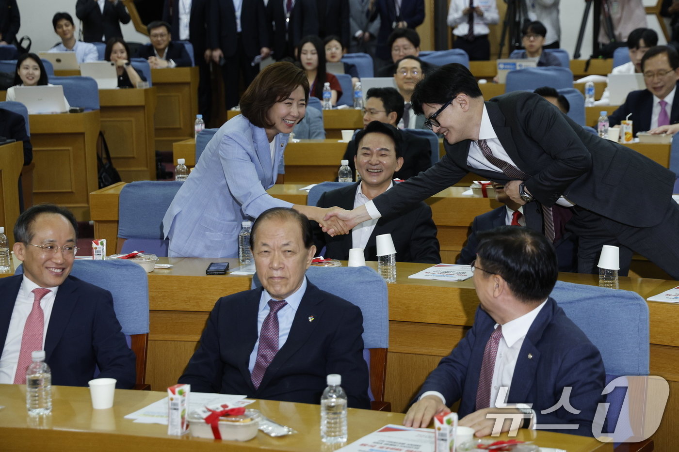 국민의힘 당대표 선거에 출사표를 던진 나경원 의원&#40;두번째줄 왼쪽부터&#41;, 원희룡 전 국토교통부 장관, 한동훈 전 비상대책위원장이 24일 오전 서울 여의도 국회의원회관에서 열린 국민의힘 초선의원 첫번째 공부모임 ‘헌법 제84조 논쟁, 피고인이 대통령 되면 재판이 중단되는가?’에서 인사를 나누고 있다. 첫째줄 왼쪽부터 추경호 원내대표, 황우여 비대위원장, 정점식 정책위의장. 2024.6.24/뉴스1 ⓒ News1 안은나 기자