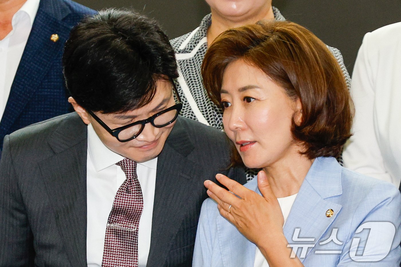 본문 이미지 - 국민의힘 당대표 선거에 출사표를 던진 한동훈 전 비상대책위원장(왼쪽)과 나경원 의원이 24일 오전 서울 여의도 국회의원회관에서 ‘헌법 제84조 논쟁, 피고인이 대통령 되면 재판이 중단되는가?’를 주제로 열린 국민의힘 초선의원 첫번째 공부모임에 참석해 대화하고 있다. 2024.6.24/뉴스1 ⓒ News1 안은나 기자