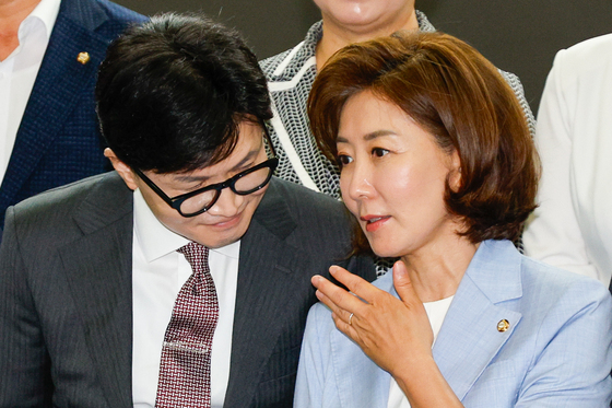 생방송 중 나경원 "왜 한동훈 이야기만, 섭섭…국힘도 잘 싸웠다"
