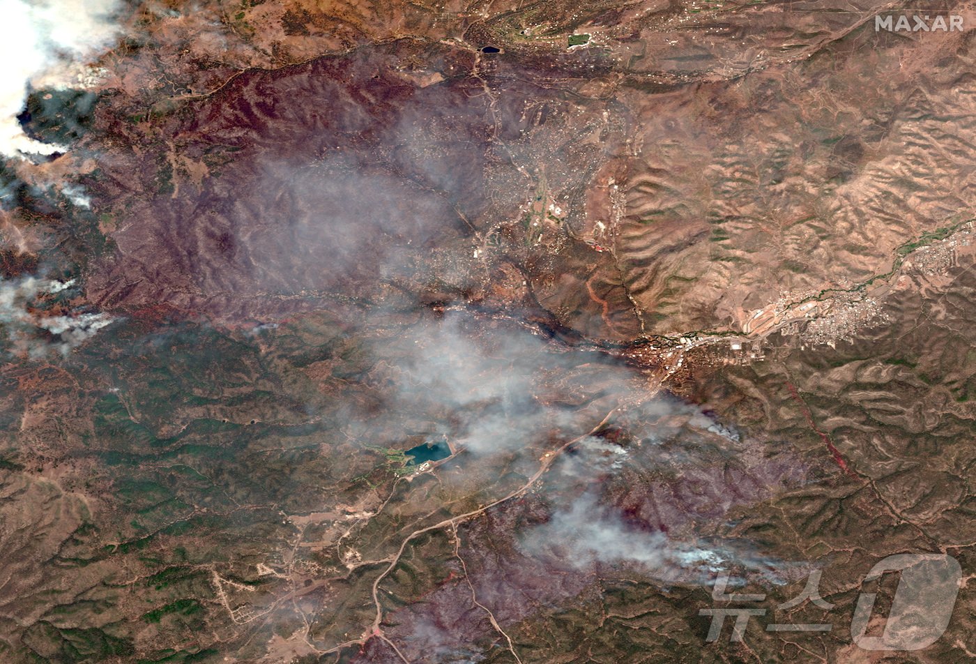 본문 이미지 - 지난 19일(현지시간) 뉴멕시코주 루이도소(Ruidoso)에서 발생한 산불의 위성사진. ⓒ 로이터=뉴스1 ⓒ News1 류정민 기자