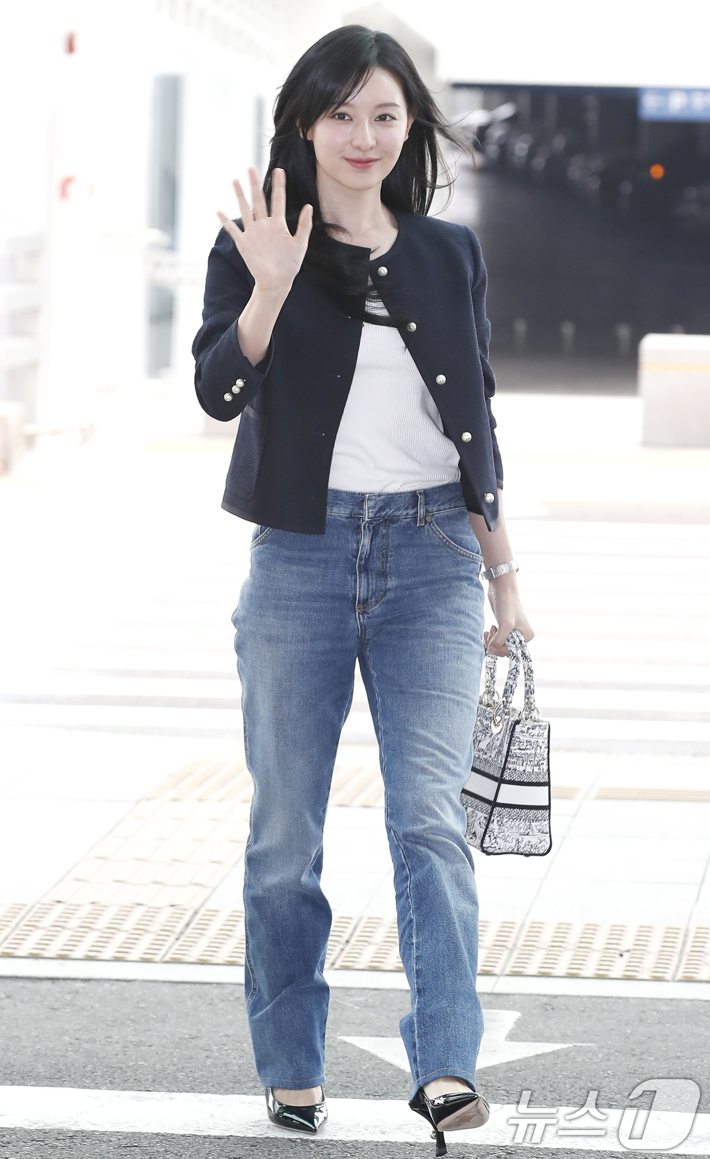 (인천공항=뉴스1) 권현진 기자 = 배우 김지원이 해외 일정을 위해 24일 오전 인천국제공항에 도착해 대만 타이페이로 출국하고 있다. 2024.6.24/뉴스1