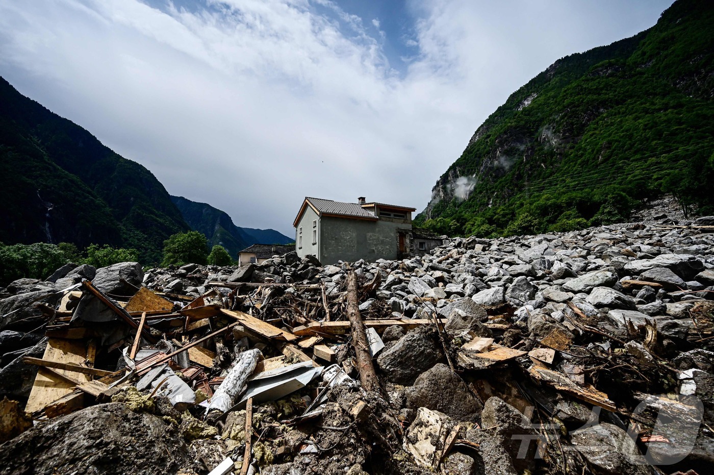 (그리슨 AFP=뉴스1) 임여익 기자 = 스위스 남동부 그리슨에서 23일(현지시간) 폭우로 인해 산사태가 일어나고 주택이 붕괴되는 등 심각한 피해가 발생했다. 당국은 현재 이 지역 …