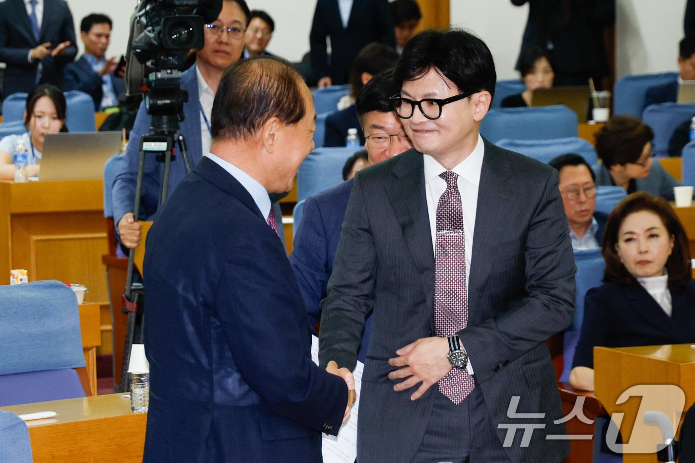 본문 이미지 - 국민의힘 당대표 선거에 출사표를 던진 한동훈 전 비상대책위원장(오른쪽)이 24일 오전 서울 여의도 국회의원회관에서 ‘헌법 제84조 논쟁, 피고인이 대통령 되면 재판이 중단되는가?’를 주제로 열린 국민의힘 초선의원 첫번째 공부모임에 참석해 황우여 비대위원장과 악수하고 있다. 2024.6.24/뉴스1 ⓒ News1 안은나 기자