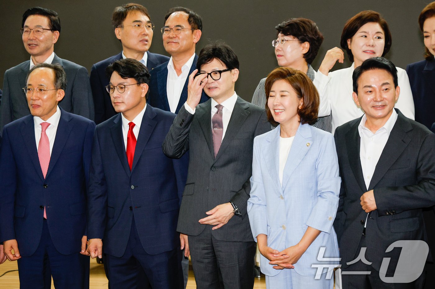 본문 이미지 - 추경호 국민의힘 원내대표(앞줄 왼쪽부터), 당대표 선거에 출사표를 던진 윤상현 의원, 한동훈 전 비상대책위원장, 나경원 의원, 원희룡 전 국토교통부 장관, 윤상현 의원이 24일 오전 서울 여의도 국회의원회관에서 열린 국민의힘 초선의원 첫번째 공부모임 ‘헌법 제84조 논쟁, 피고인이 대통령 되면 재판이 중단되는가?’에서 기념 촬영하고 있다. 2024.6.24/뉴스1 ⓒ News1 안은나 기자