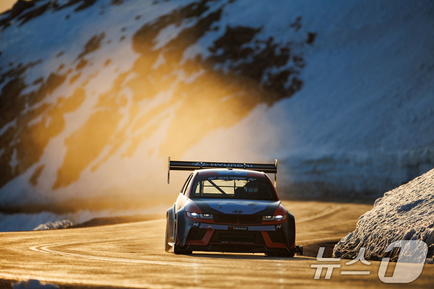 본문 이미지 - 현대자동차는 23일(현지시간) 미국 콜로라도에서 열린 '파이크스 피크 힐클라임'에 출전해 양산형 전기차 최고 기록을 달성했다고 24일 밝혔다. 사진은 '파이크스 피크 힐클라임'을 주행하는 '아이오닉 5 N TA Spec'. (현대자동차 제공) 2024.6.24/뉴스1