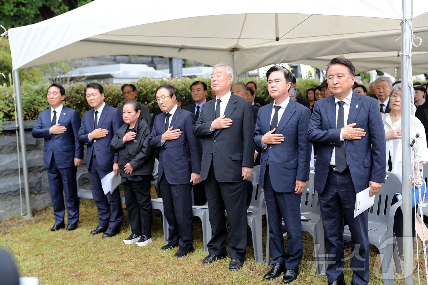 지난 23일 충남 부여 외산면 반교리 김종필 전 국무총리 묘역에서 김태흠 충남지사&#40;앞줄 오른쪽 두 번째&#41;와 김영환 충북지사&#40;앞줄 맨 오른쪽&#41; 등이 참석한 가운데 6주기 추도식이 열리고 있다. &#40;YC청년회의 제공&#41; /뉴스1