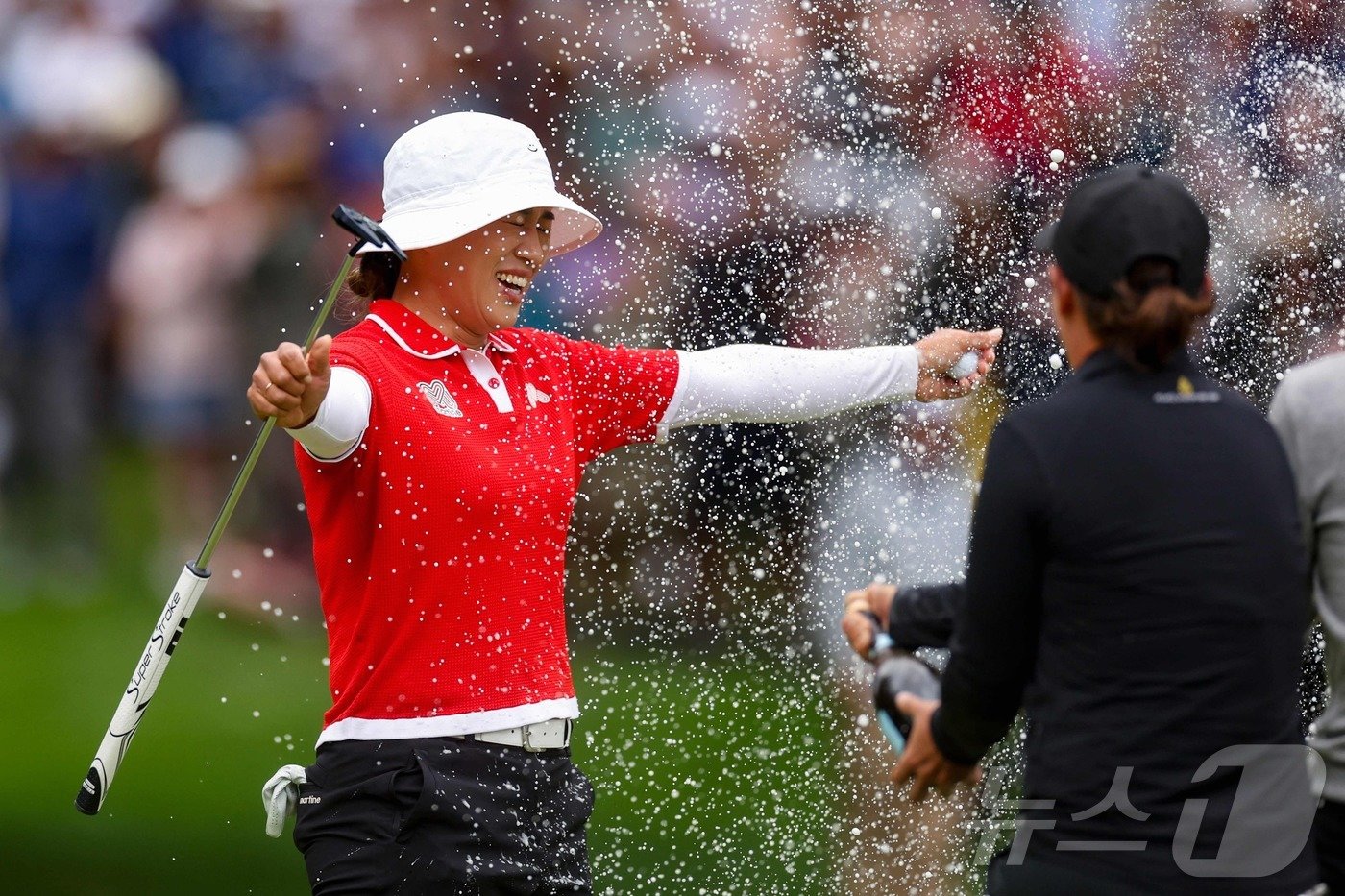 본문 이미지 - 양희영이 24일(한국시간) 열린 KPMG 위민스 PGA 챔피언십에서 우승을 확정한 뒤 기뻐하고 있다. ⓒ AFP=뉴스1