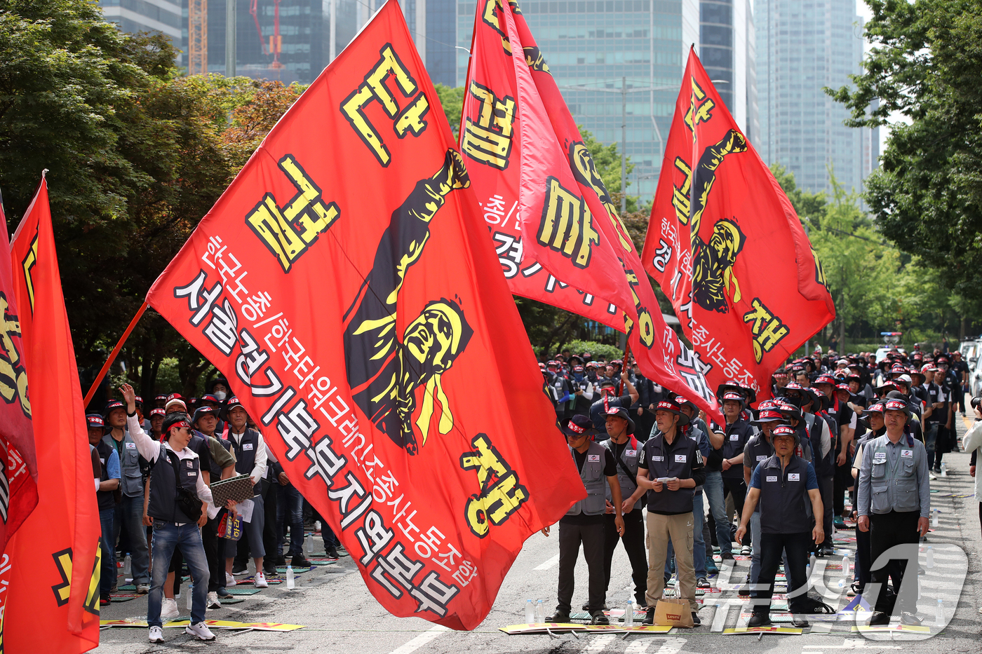 (서울=뉴스1) 이승배 기자 = 24일 오전 서울 영등포구 여의도 산업은행 인근에서 열린 전국타워크레인 설·해체노조 총파업 결기대회에서 노조깃발이 입장하고 있다.노조는 안전사고를 …
