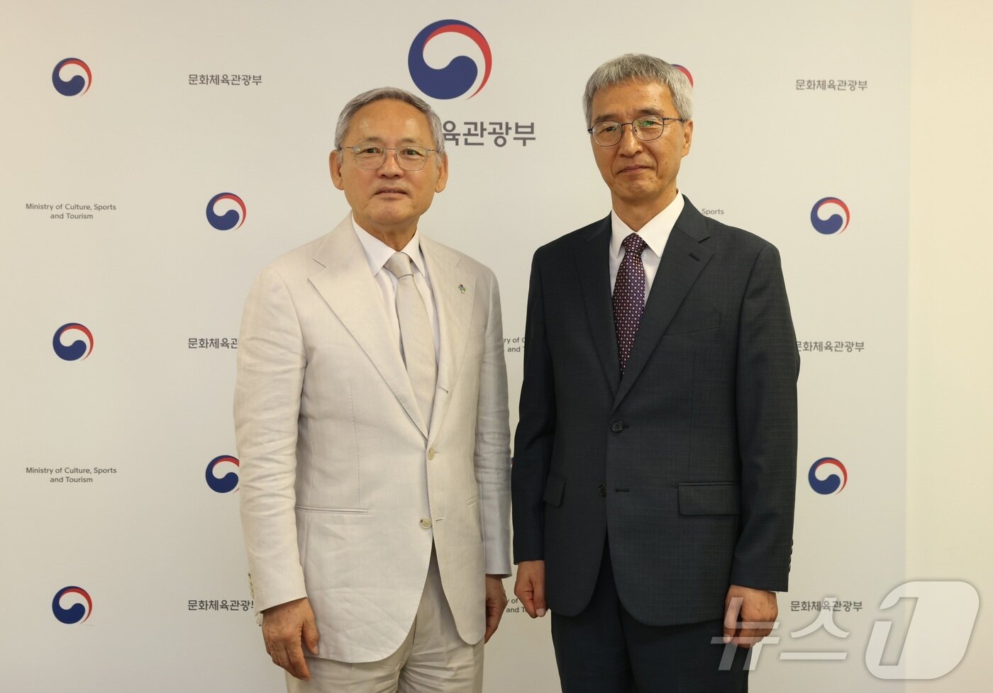본문 이미지 - 유인촌 문화체육관광부 장관이 24일 서울 종로구 국립현대미술관 서울관에서 김희섭 국립중앙도서관 관장에게 임명장을 수여한 뒤 기념촬영을 하고 있다. 문체부 제공.