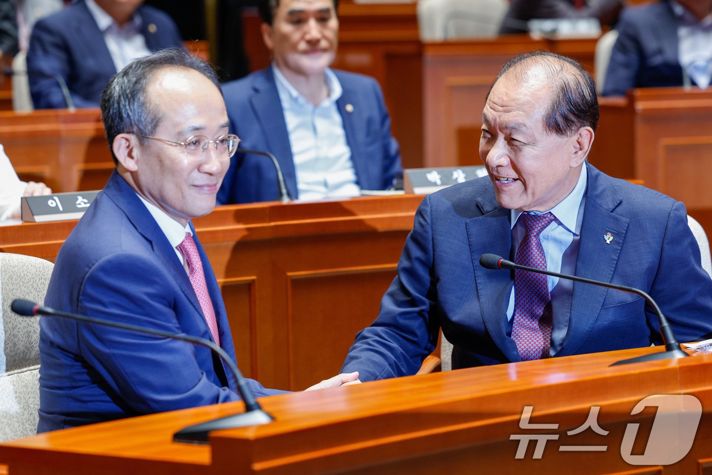 황우여 국민의힘 비상대책위원장&#40;오른쪽&#41;과 추경호 원내대표가 24일 오전 서울 여의도 국회에서 열린 의원총회에 참석해 대화하고 있다. 2024.6.24/뉴스1 ⓒ News1 안은나 기자