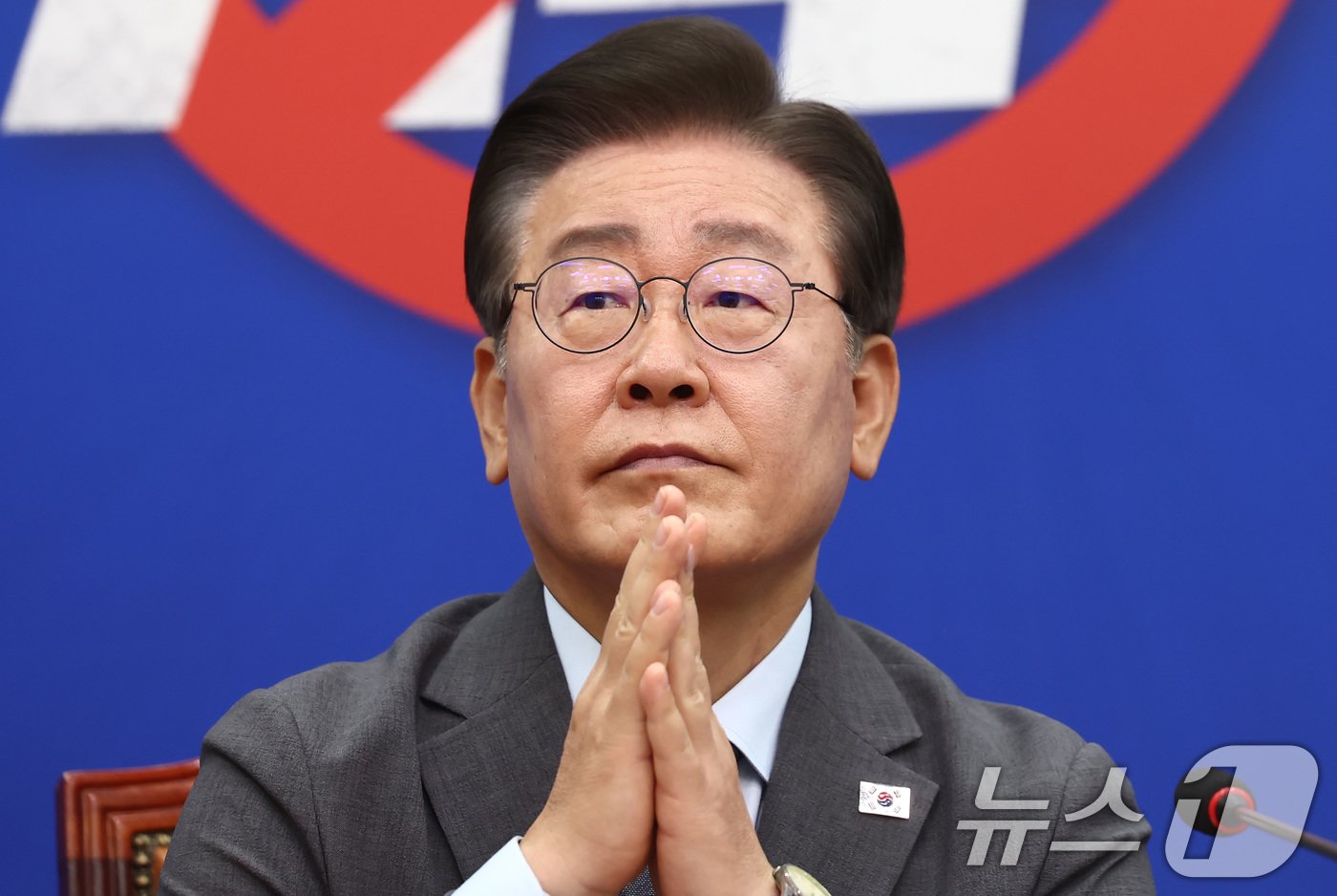 본문 이미지 - 이재명 더불어민주당 대표가 24일 오전 서울 여의도 국회에서 열린 최고위원회의에서 생각에서 잠겨 있다. 이 대표는 이날 최고위를 마친 후 당 대표직 사퇴 의사를 밝혔다. 2024.6.24/뉴스1 ⓒ News1 김민지 기자