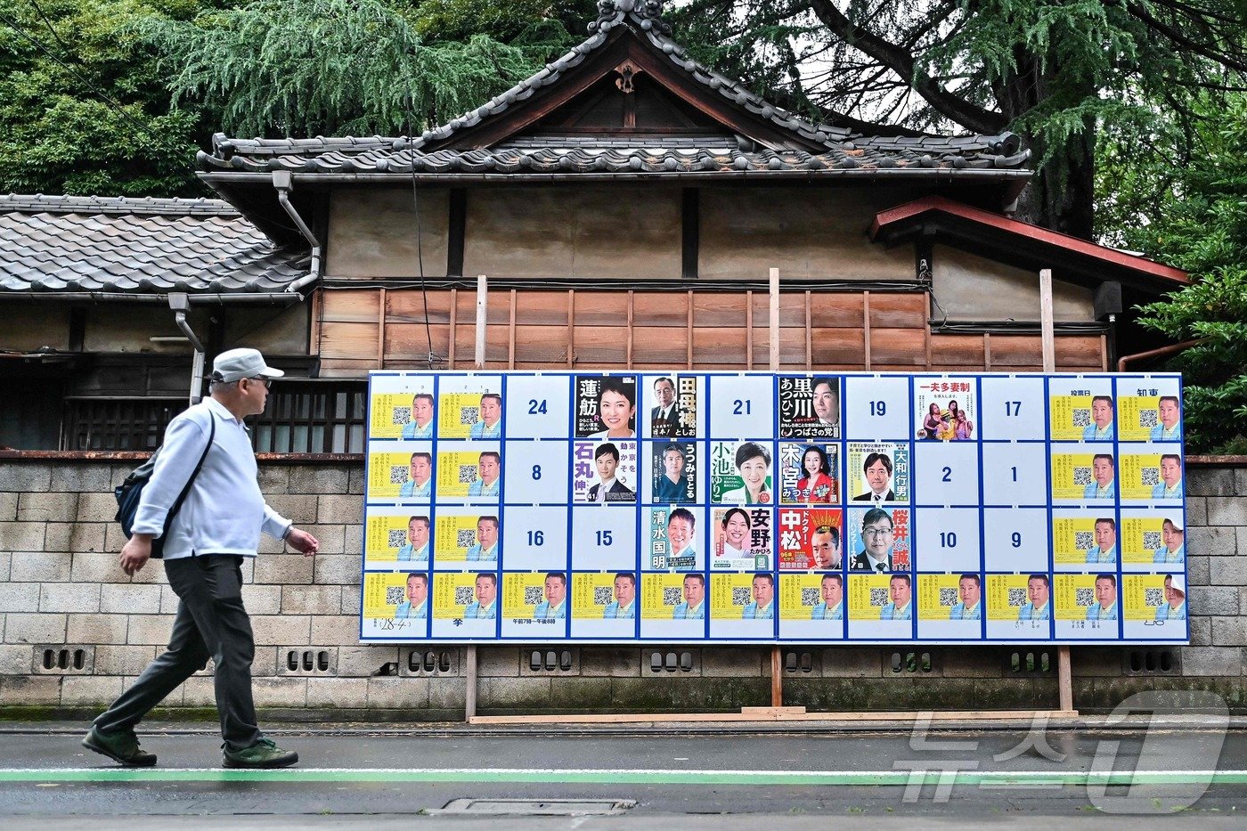 7월 7일 일본 도쿄 도지사 선거를 앞둔 지난달 23일 한 남성이 후보들의 포스터가 붙은 게시판 앞을 지나고 있다. 2024.06.23 ⓒ AFP=뉴스1 ⓒ News1 임여익 기자