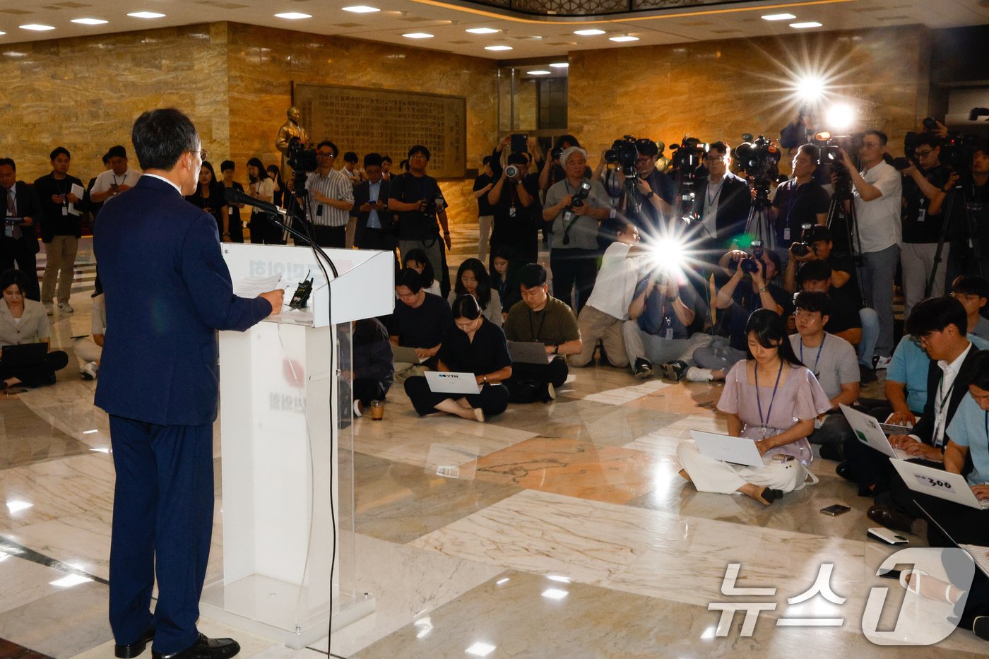 추경호 국민의힘 원내대표가 24일 서울 여의도 국회에서 의원총회를 마친 뒤 &#39;국회 정상화를 위한 대국민 입장 발표&#39;를 하고 있다. 2024.6.24/뉴스1 ⓒ News1 안은나 기자