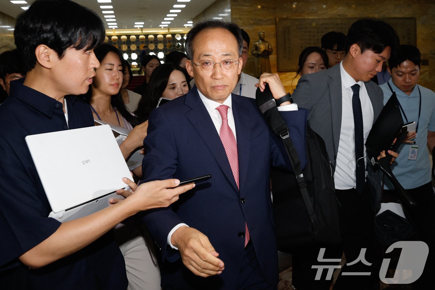 추경호 국민의힘 원내대표가 24일 서울 여의도 국회에서 의원총회를 마치고 &#39;국회 정상화를 위한 대국민 입장 발표&#39;를 한 뒤 차량으로 향하고 있다. 2024.6.24/뉴스1 ⓒ News1 안은나 기자