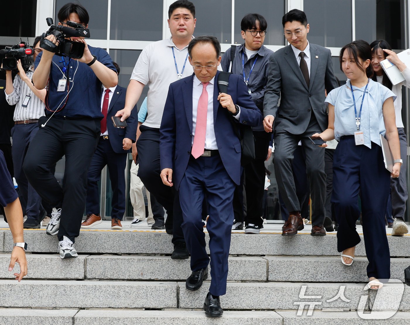 추경호 국민의힘 원내대표가 24일 서울 여의도 국회에서 의원총회를 마치고 &#39;국회 정상화를 위한 대국민 입장 발표&#39;를 한 뒤 차량으로 향하고 있다. 2024.6.24/뉴스1 ⓒ News1 안은나 기자