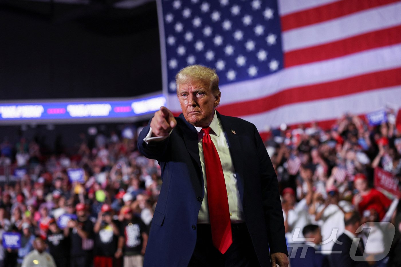 본문 이미지 - 지난 22일&#40;현지시간0 미국 펜실베니아주 필라델피아에서 열린 유세 행사에서 공화당 대선 후보인 도널드 트럼프 전 미국 대통령이 손짓을 하고 있다. ⓒ 로이터=뉴스1 ⓒ News1 류정민 기자