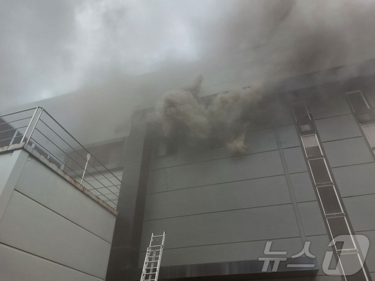 본문 이미지 - 화재 현장. (경기도소방재난본부 제공)