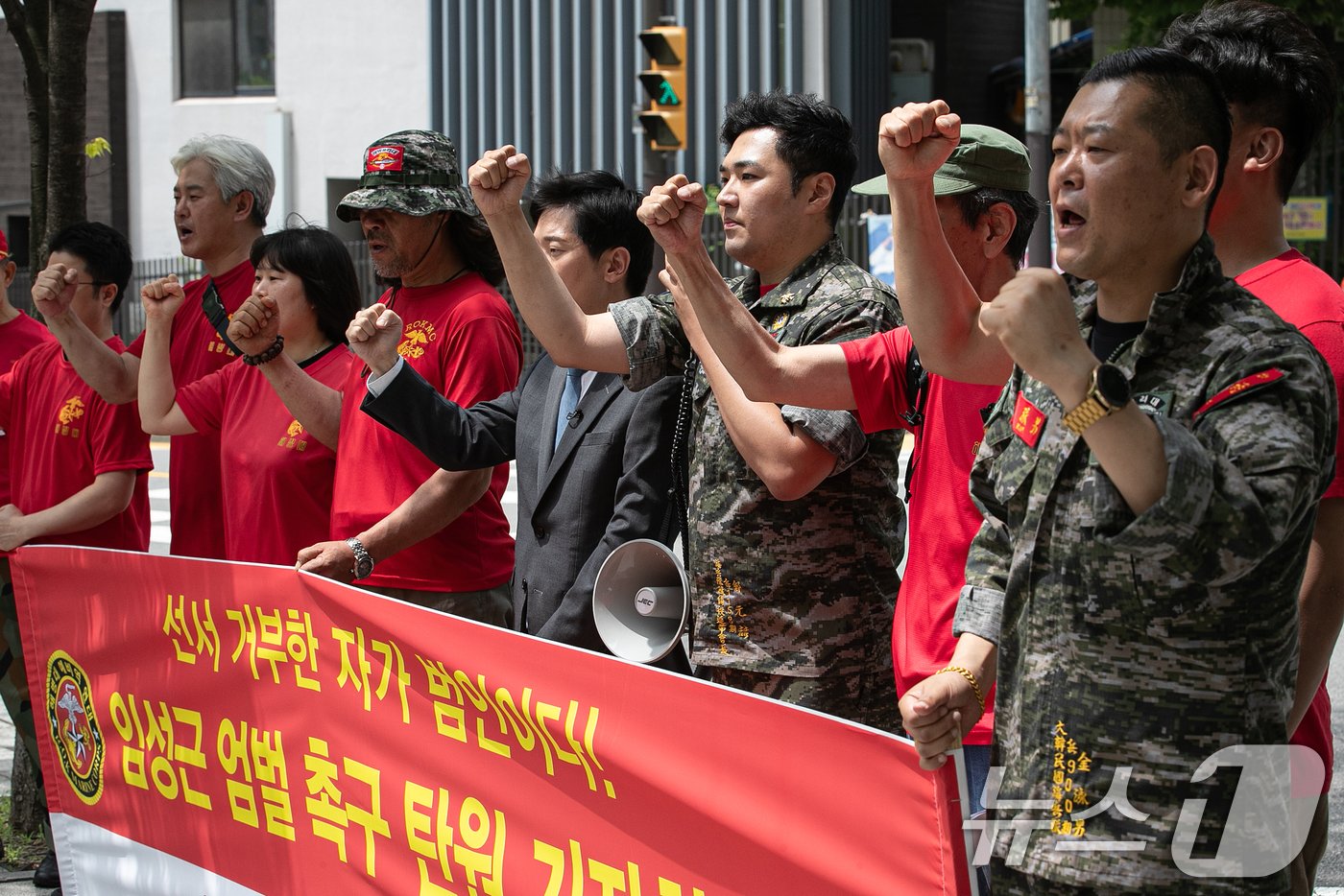 해병대 예비역 연대원들이 24일 오전 서울 영등포구의 임성근 전 해병대 1사단장 관사 인근에서 기자회견을 열고 임 전 사단장 엄벌을 촉구하고 있다. 해병대 예비역 연대원들은 이날 기자회견을 통해 군 내부에서의 책임 전가의 부당성과 부하 보호의 중요성을 강조하며 임 전 사단장의 증인 선서 거부 및 책임 회피를 비판했다. 이어 해병대원 순직 사건의 정치적 외압 없는 진상규명 및 책임자 처벌 등을 촉구했다. 2024.6.24/뉴스1 ⓒ News1 이승배 기자