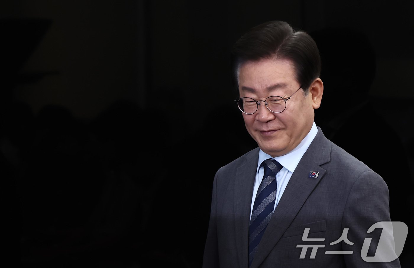 본문 이미지 - 이재명 더불어민주당 대표가 24일 오전 서울 여의도 국회에서 열린 최고위원회의에 입장하고 있다. 이 대표는 이날 최고위를 마친 후 당 대표직 사퇴 의사를 밝혔다. 2024.6.24/뉴스1 ⓒ News1 김민지 기자