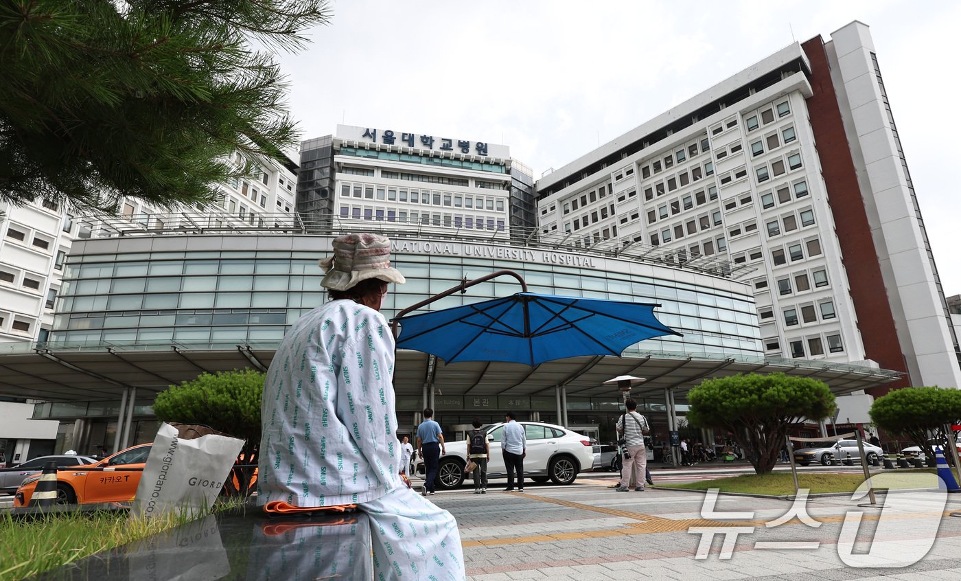 서울대병원이 무기한 휴진을 중단하고 정상진료에 들어간 24일 서울 종로구 서울대학교병원에서 환자가 휴식을 취하고 있다. 2024.6.24/뉴스1 ⓒ News1 구윤성 기자