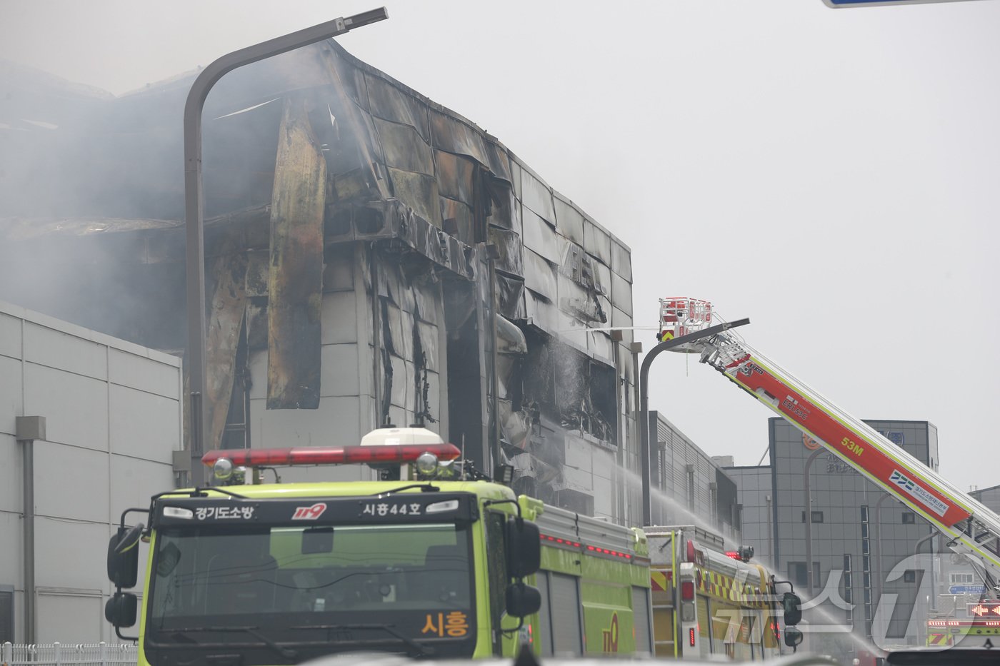 본문 이미지 - 24일 경기 화성시에 위치한 일차전지 제조 공장에서 화재가 발생, 소방대원들이 화재를 진압하고 있다. 이 불로 현재까지 1명이 사망한 것으로 파악됐다. 다만 불이 날 당시 공장 내부에 다수 인원이 고립된 것으로 추정돼 피해가 더 늘어날 가능성도 있다고 소방 당국 설명이다. 2024.6.24/뉴스1 ⓒ News1 김영운 기자