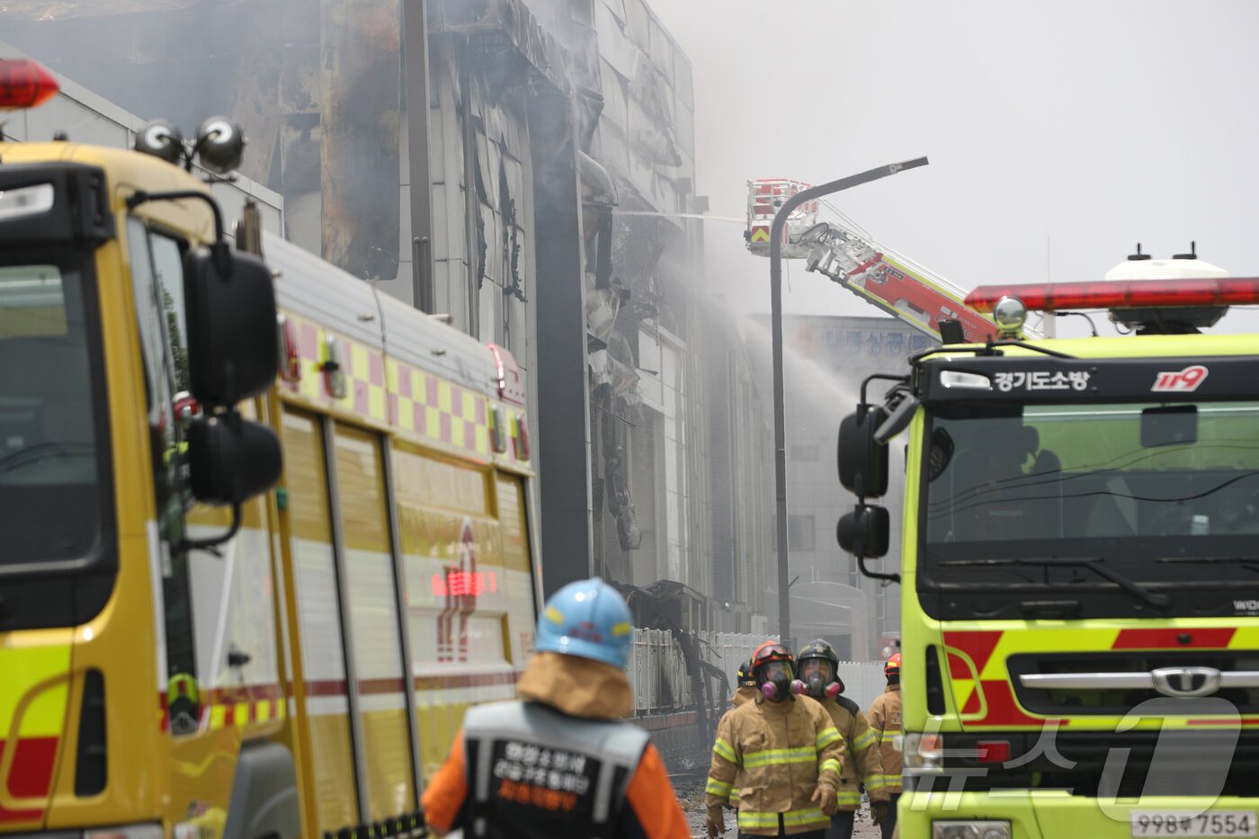 본문 이미지 - 24일 경기 화성시에 위치한 일차전지 제조 공장에서 화재가 발생, 소방대원들이 화재를 진압하고 있다.  /뉴스1 ⓒ News1 김영운 기자
