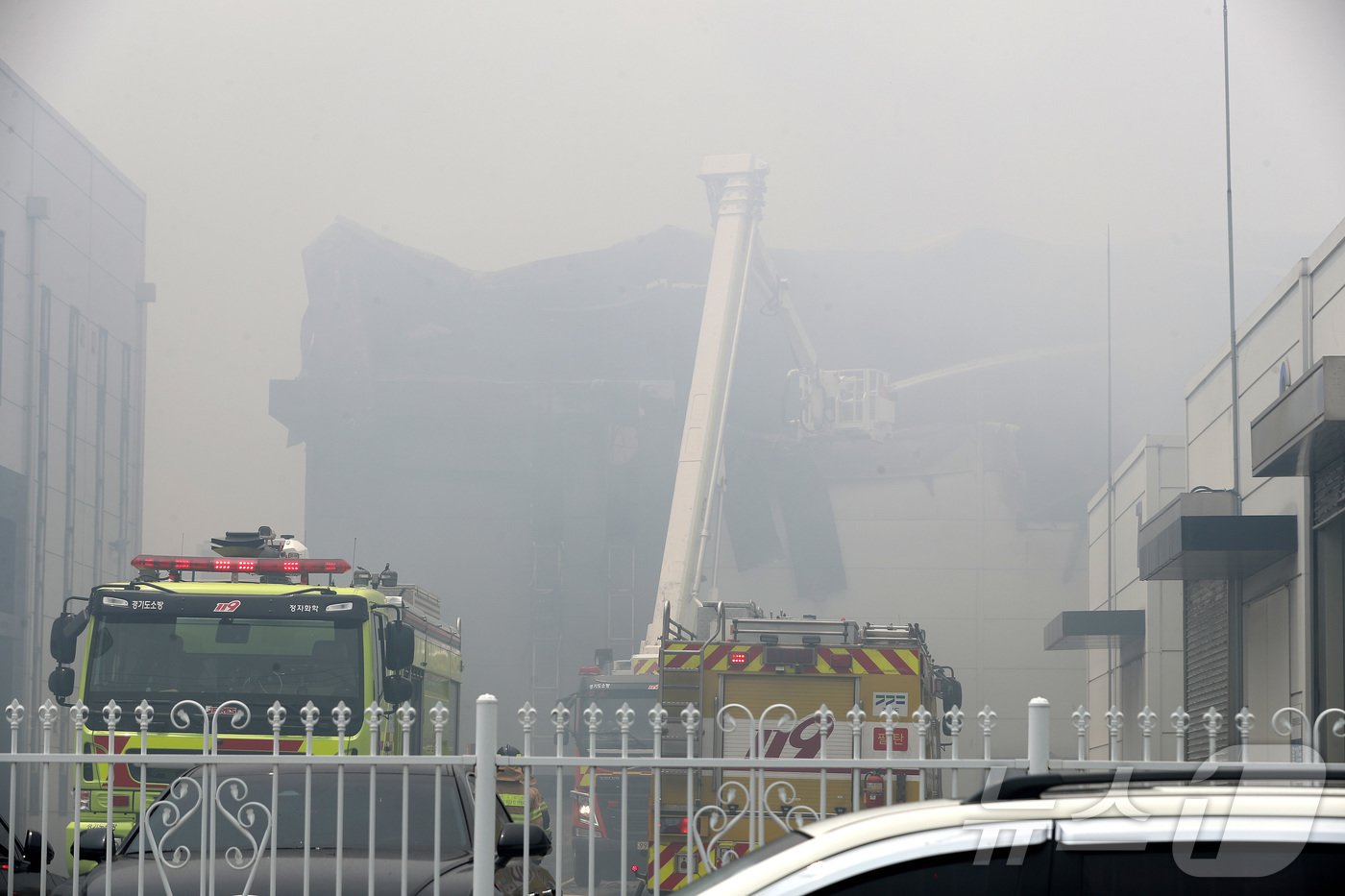 본문 이미지 - 24일 경기 화성시에 위치한 일차전지 제조 공장에서 화재가 발생, 소방대원들이 화재를 진압하고 있다. 이 불로 현재까지 1명이 사망한 것으로 파악됐다. 다만 불이 날 당시 공장 내부에 다수 인원이 고립된 것으로 추정돼 피해가 더 늘어날 가능성도 있다고 소방 당국 설명이다. 2024.6.24/뉴스1 ⓒ News1 김영운 기자